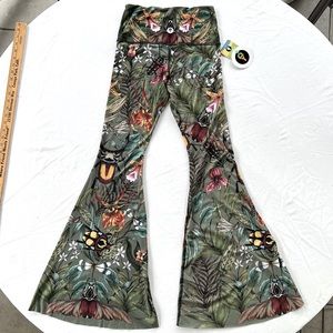 NWT M YOGA DEMOCRACY “GREEN THUMB” BELLBOTTOM YOGA PANTS